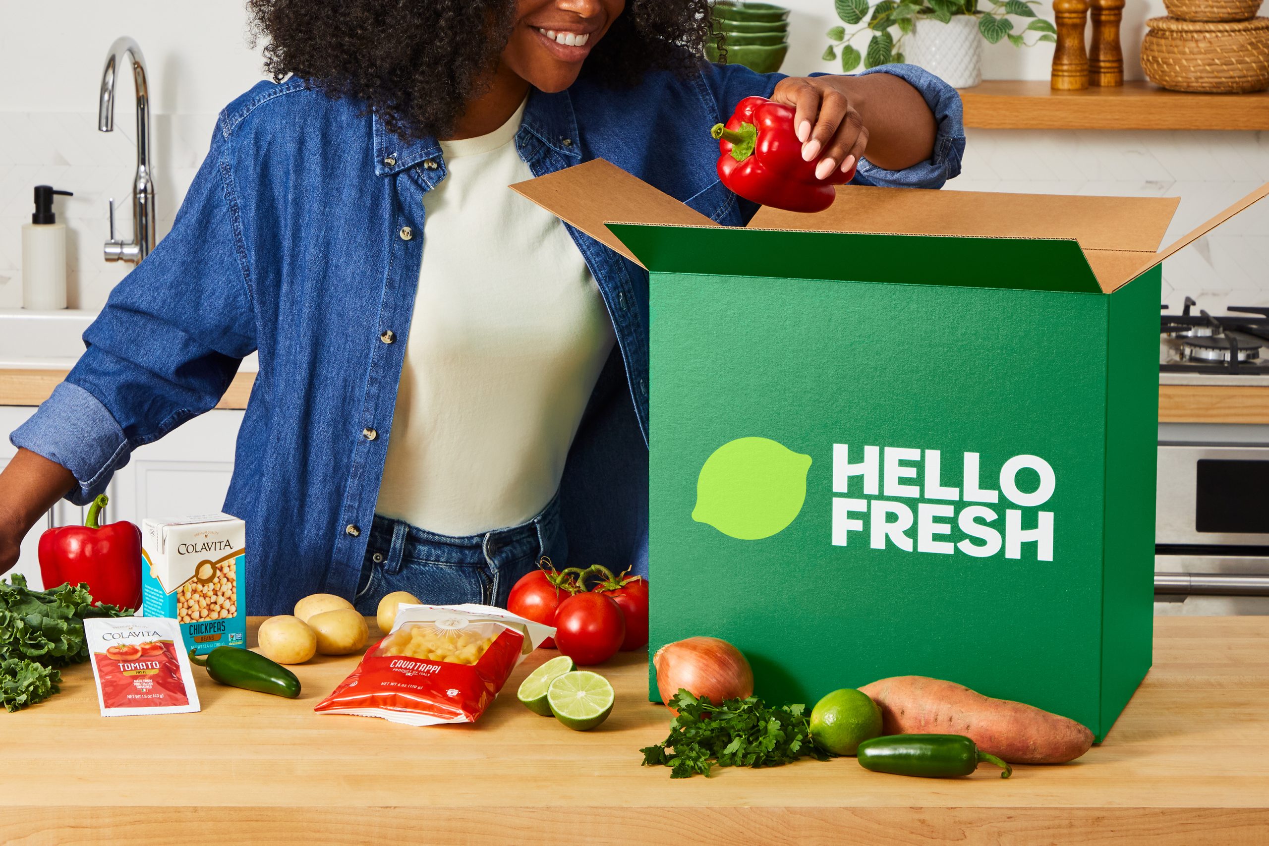 woman and hellofresh box