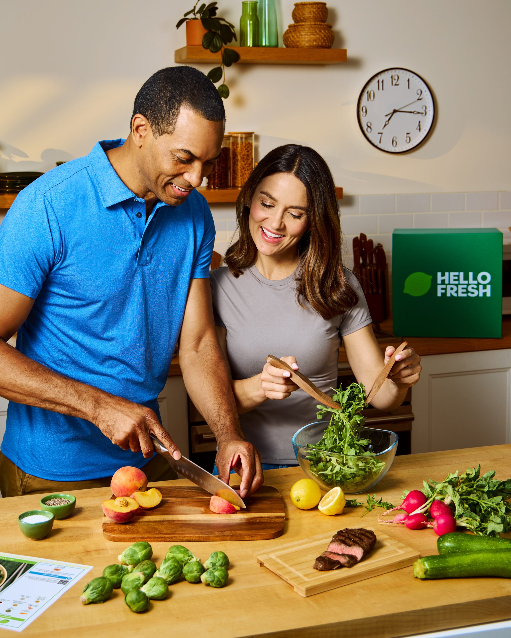 couple cooking in the kitchen with hellofresh